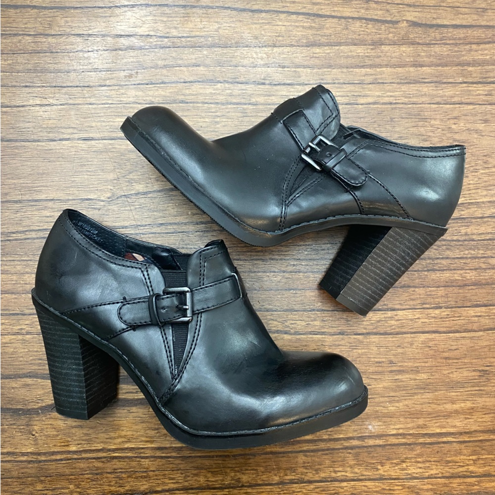 White Mountain black ankle boots, only worn a few times GREAT condition size 8
